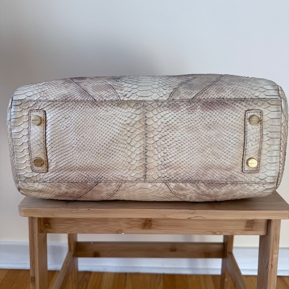 Large structured tote/satchel in pale cream-beige python-embossed leather - Picture 4 of 15